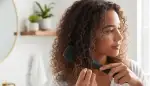 Locken richtig entwirren: Haarbruch vermeiden